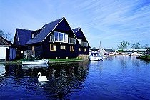 Wroxham Holiday Cottages Lodges - Free motorised boat