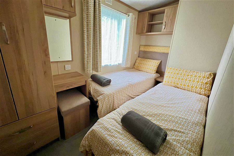 Cotswold Lodge Twin Bedroom