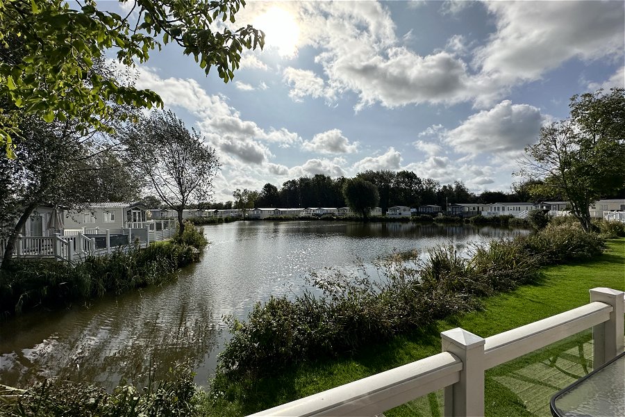 Waters Edge Lodge - holiday home in Cirencester
