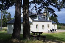 Lochside Cottage, Inverness - 20 metres from Loch Katrina, great fishing, free rowing boats