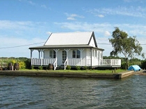Sukie, riverside location on the Norfolk Broads