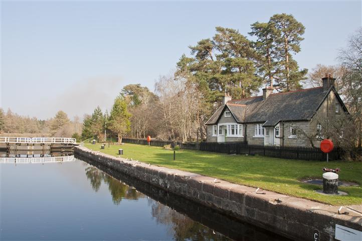 Holiday cottages near canals