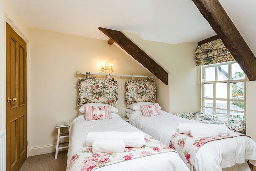 Stable Cottage Twin Bedroom
