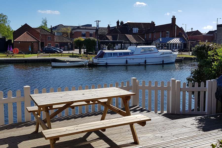 Anchor Cottage riverside decking