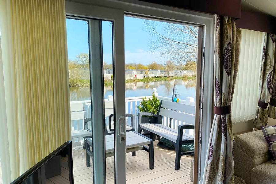 Auroras Dream Lodge Lake View