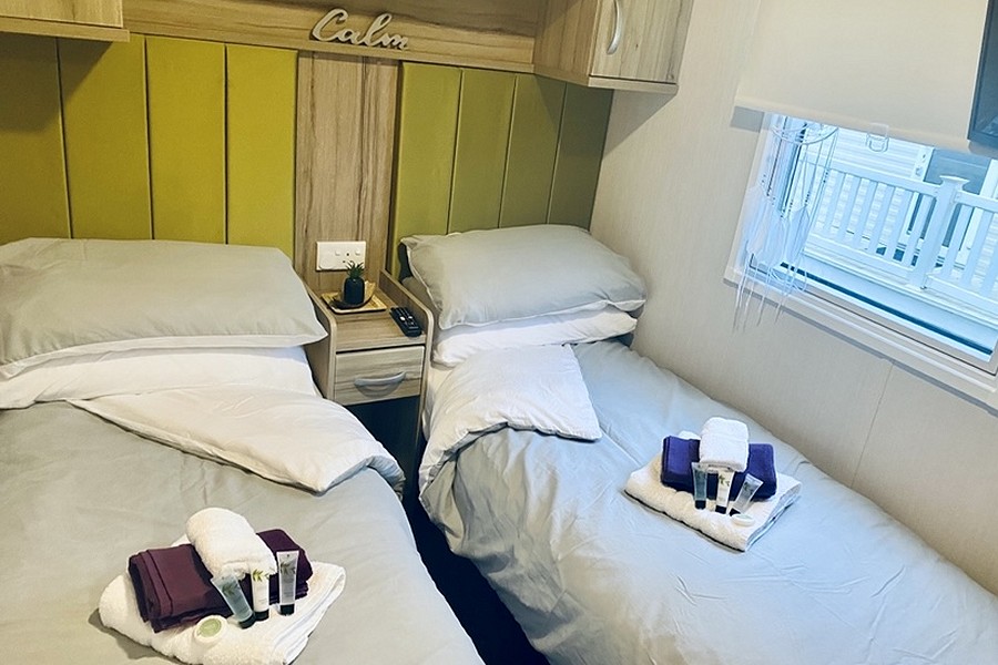 Auroras Dream Lodge Twin Bedroom