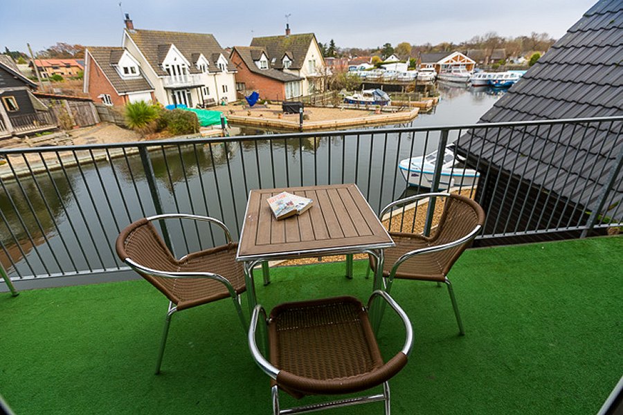 Grebe Balcony and Outdoor Dining