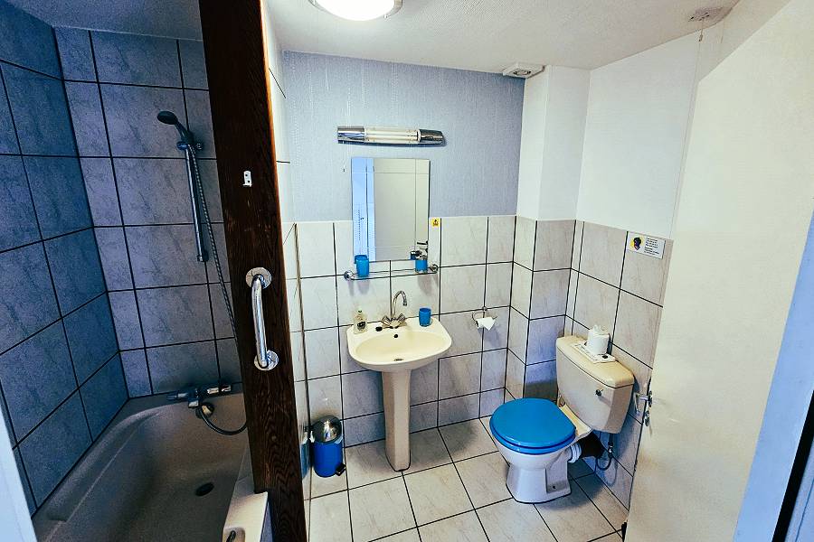 Melfort Harbour Boathouse East Bathroom