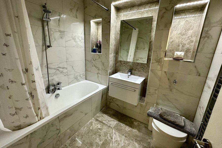 Bourton House Family Bathroom