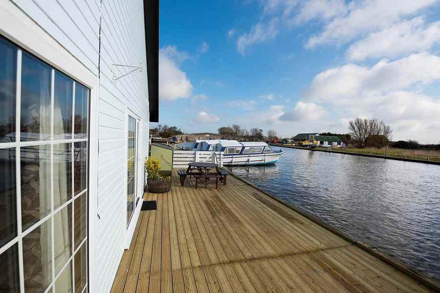 Broadland Bungalow on the River