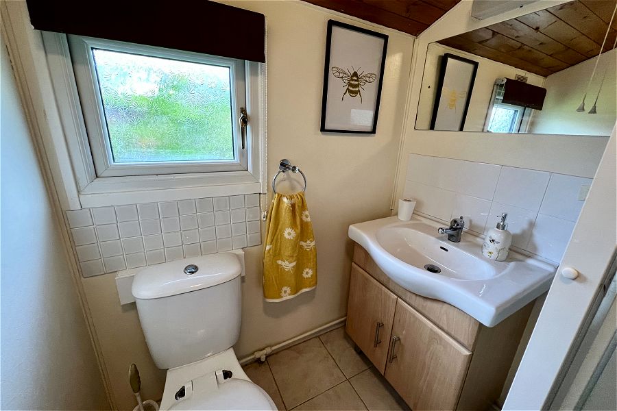 Bumble Bee Lodge Bathroom