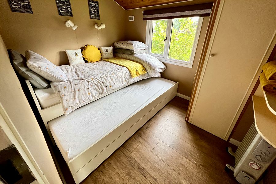 Bumble Bee Lodge Twin Room