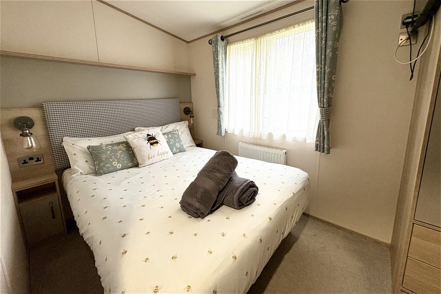 Busy Bees Lodge Double Bedroom