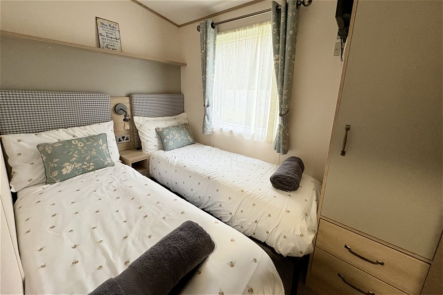 Busy Bees Lodge Twin Bedroom