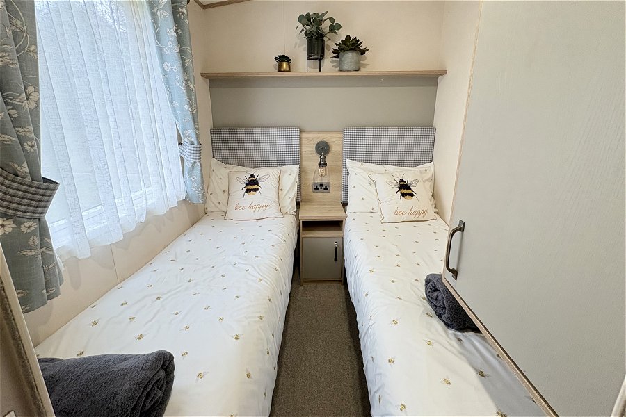Busy Bees Lodge Twin Bedroom
