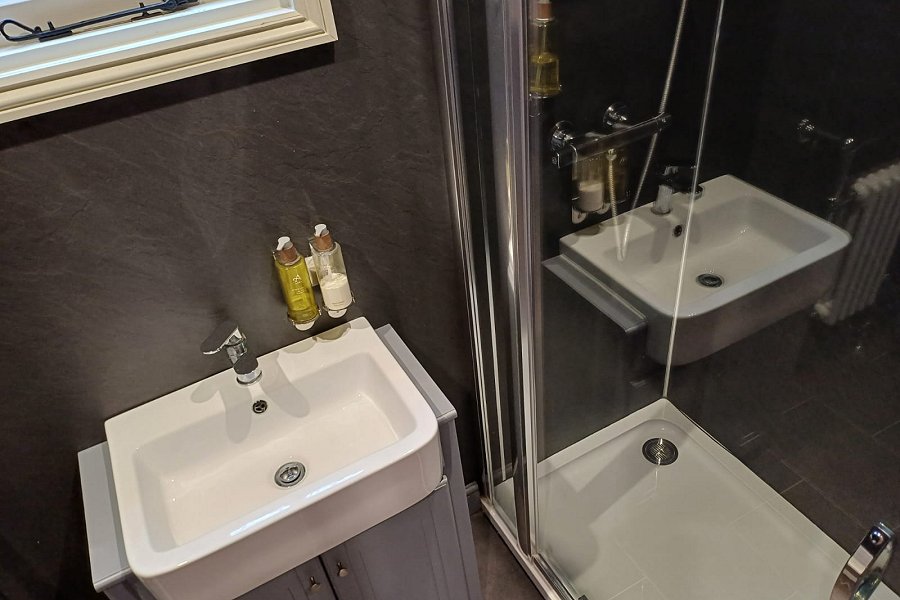 Carp Cabin Bathroom