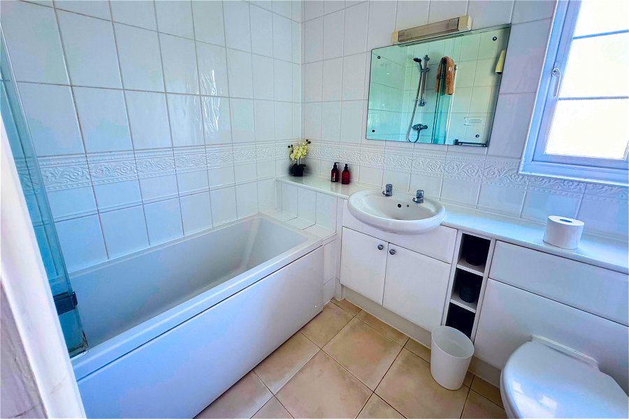 Cerney House Family Bathroom