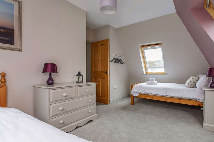 Clippesby Grampian Twin Bedroom