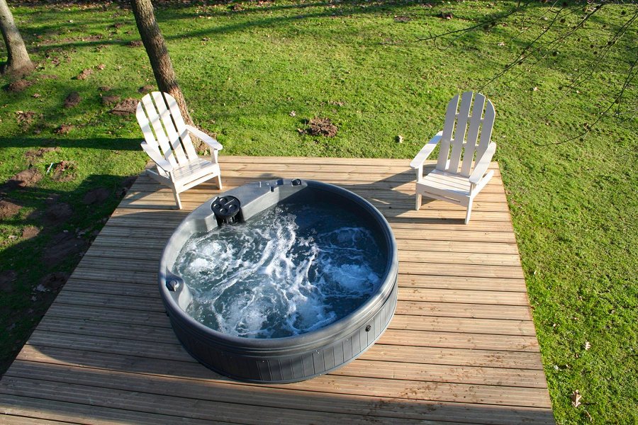 Clippesby Pine Lodge Hot Tub