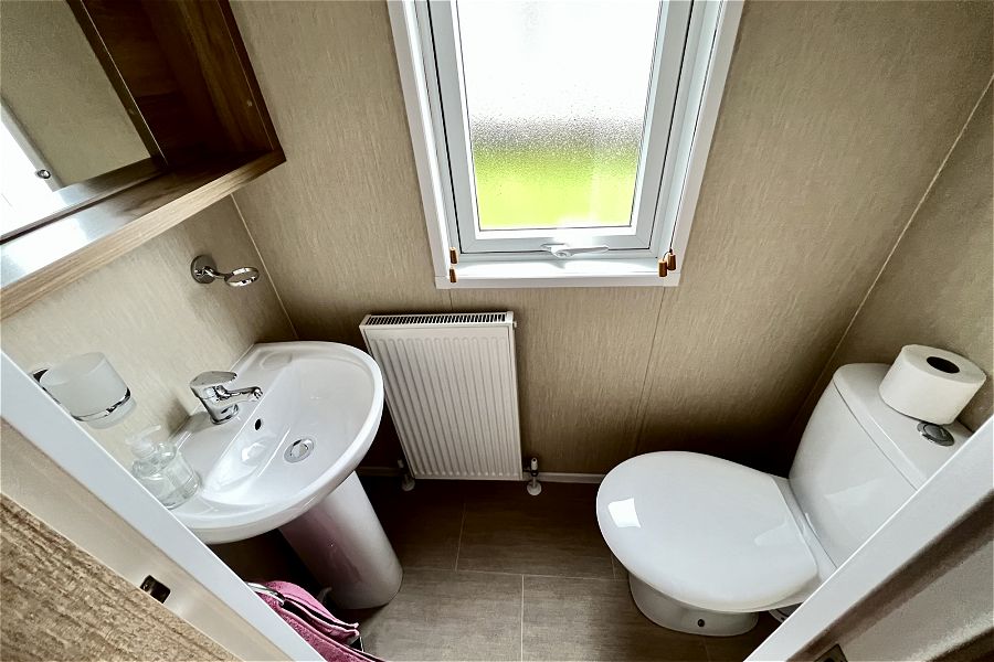 Cotswold Lodge Bathroom