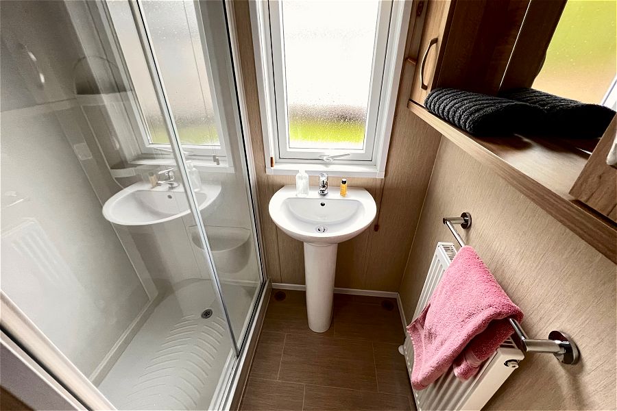 Cotswold Lodge Bathroom