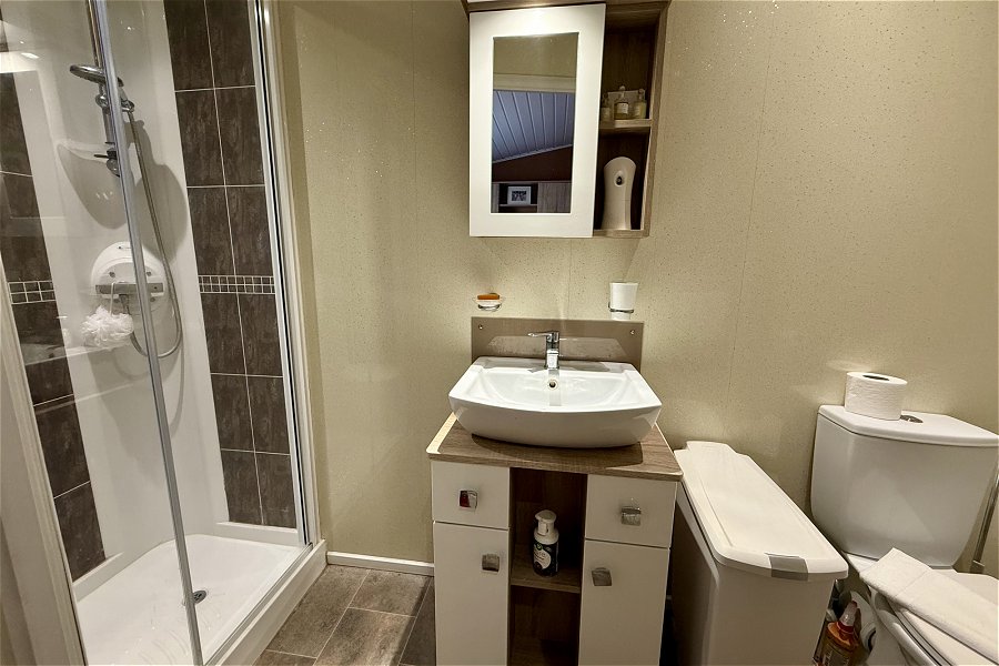 Poppy Meadow Lodge Hot Tub Bathroom