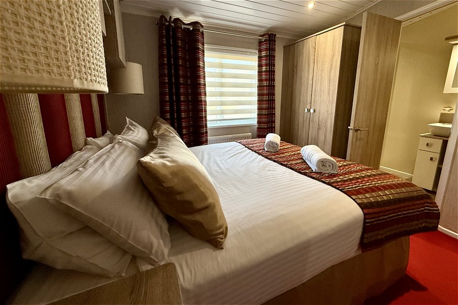 Poppy Meadow Lodge Hot Tub Double Bedroom