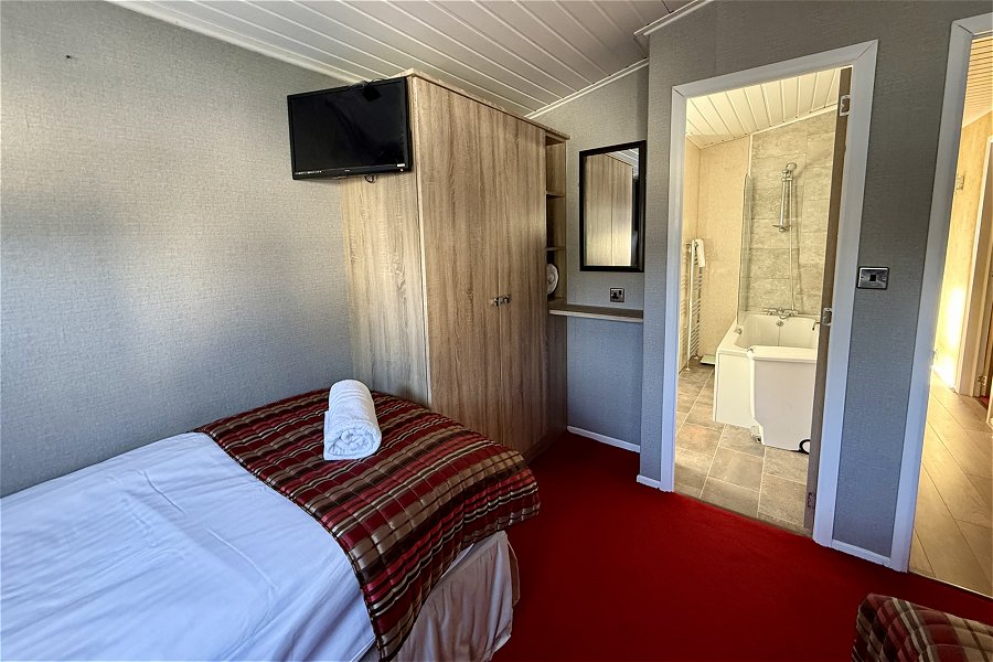 Poppy Meadow Lodge Hot Tub Double Bedroom