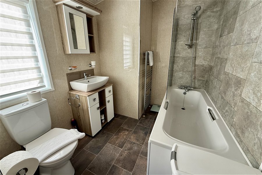 Poppy Meadow Lodge Hot Tub Double Bedroom Ensuite