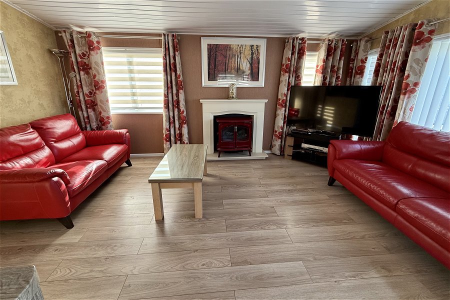 Poppy Meadow Lodge Hot Tub Lounge Area