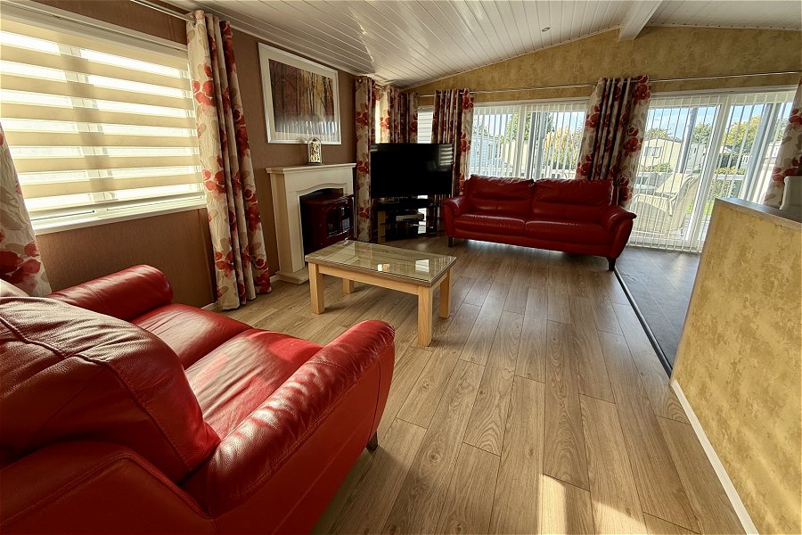 Poppy Meadow Lodge Hot Tub Lounge Area