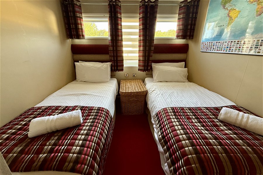 Poppy Meadow Lodge Hot Tub Twin Bedroom