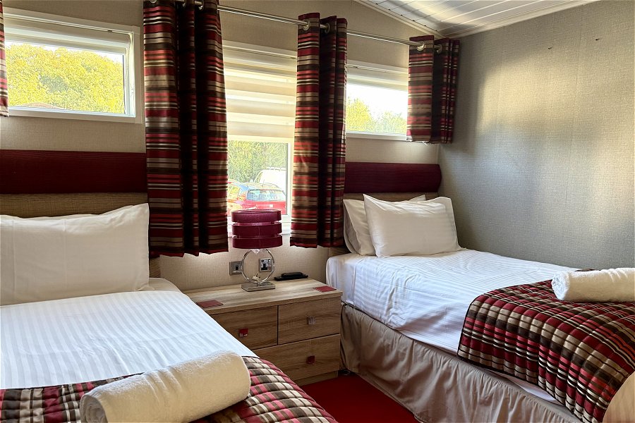 Poppy Meadow Lodge Hot Tub Twin Bedroom