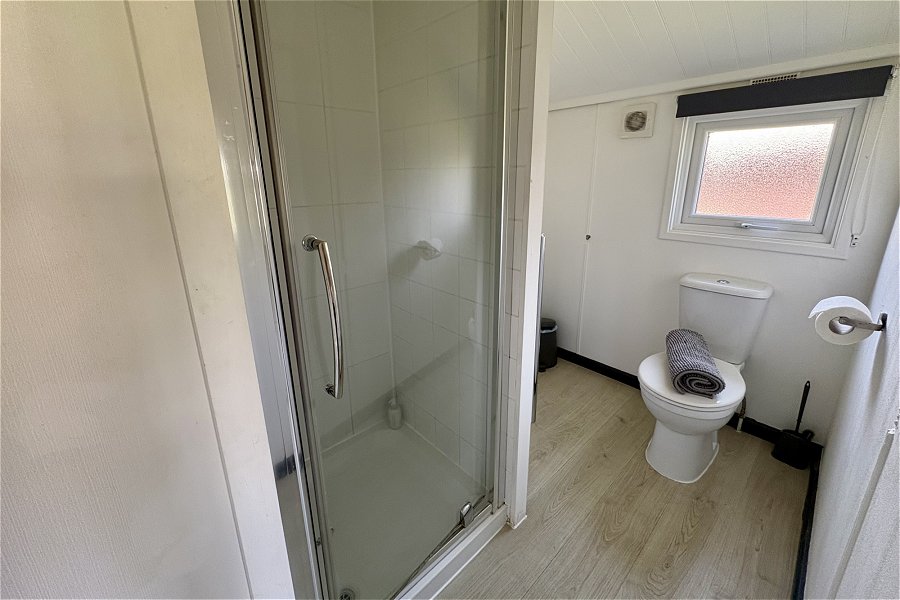 Woodpecker Lodge Master Double Bedroom Ensuite