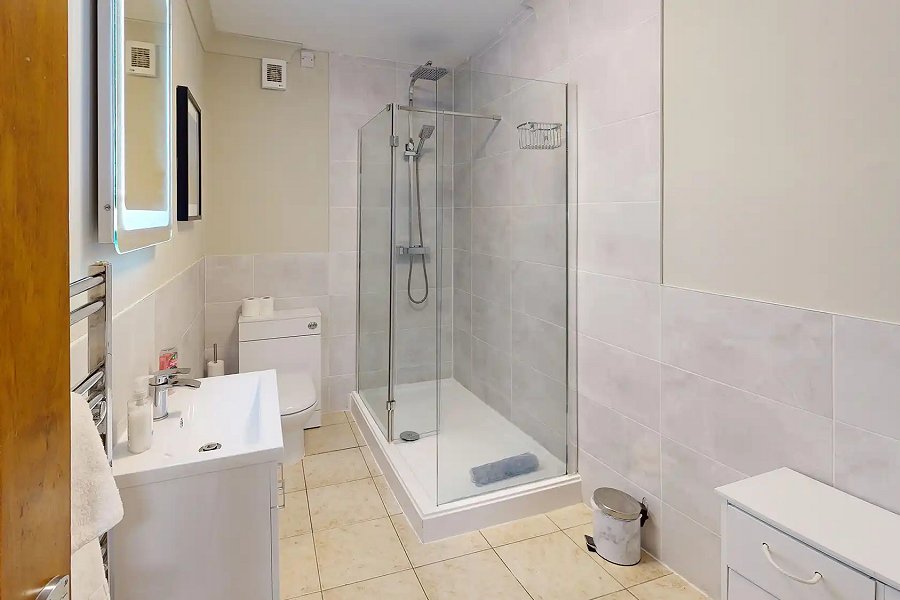 Ty Fynnon Cottage Bathroom