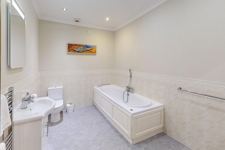 Ty Fynnon Cottage Bathroom