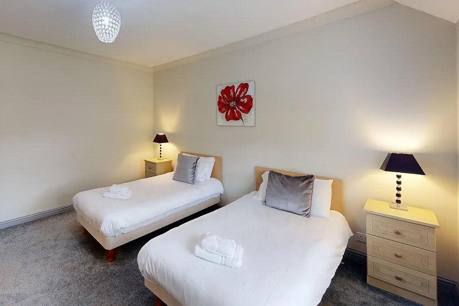 Ty Fynnon Cottage Twin Bedroom