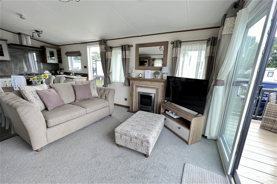 Honeysuckle Lounge
