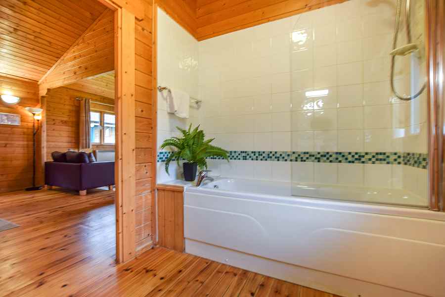 Lake Pochard 2 Bedroom Lodge Bathroom