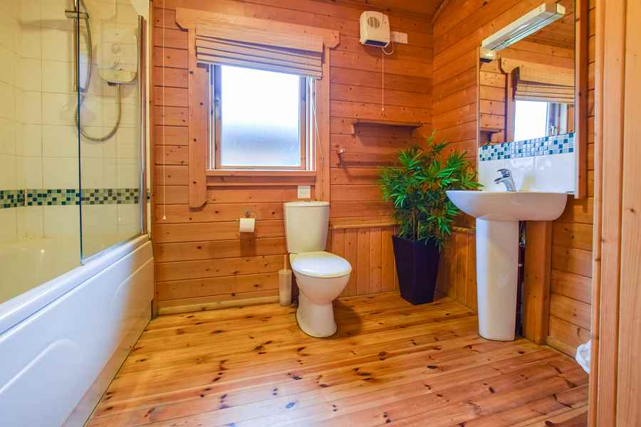 Lake Pochard 3 Bedroom Lodge Bathroom