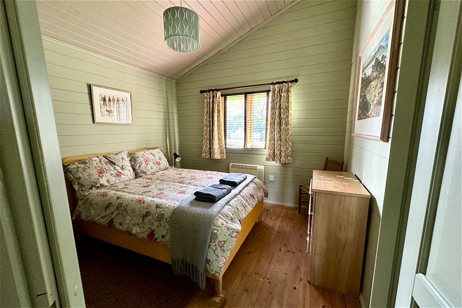 Lake Pochard Iris Double Bedroom