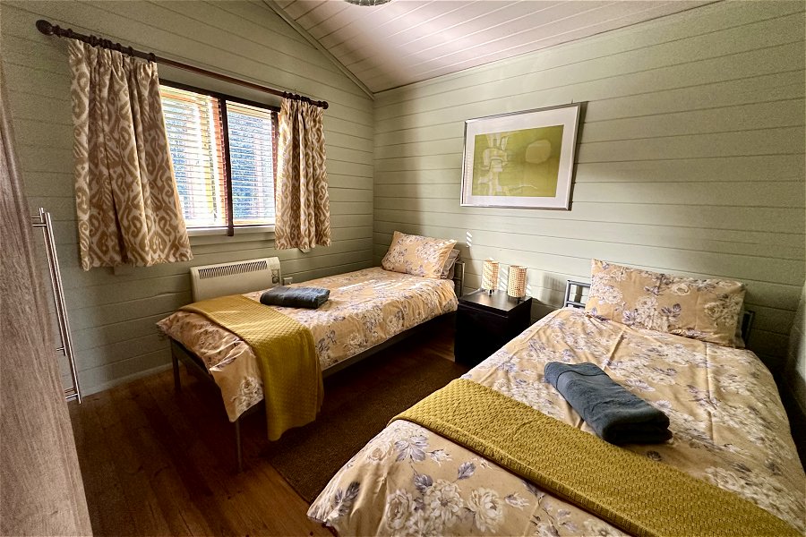 Lake Pochard Iris Twin Bedroom