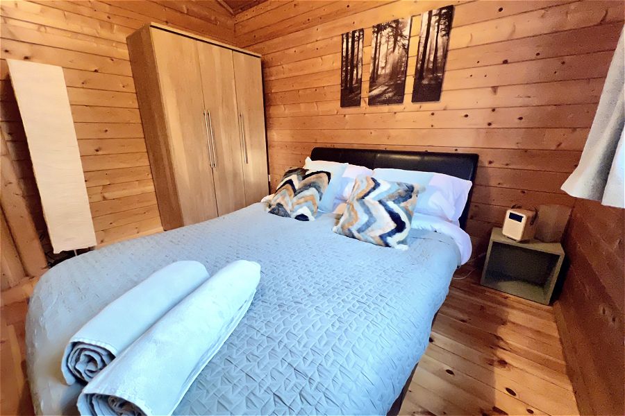 Lake Pochard Oak Double Room