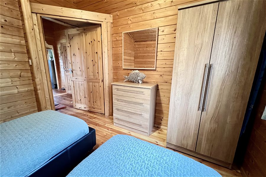 Lake Pochard Oak Twin room