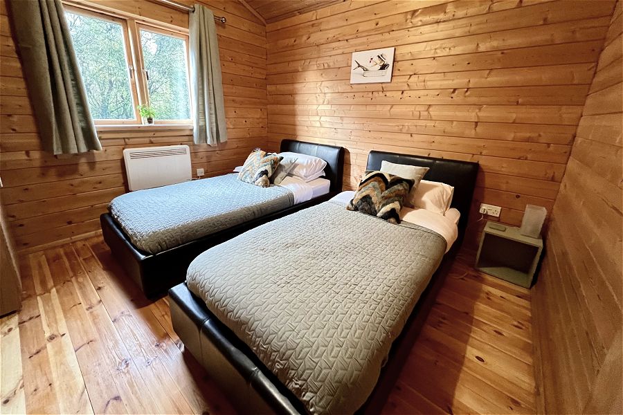 Lake Pochard Oak Twin Room