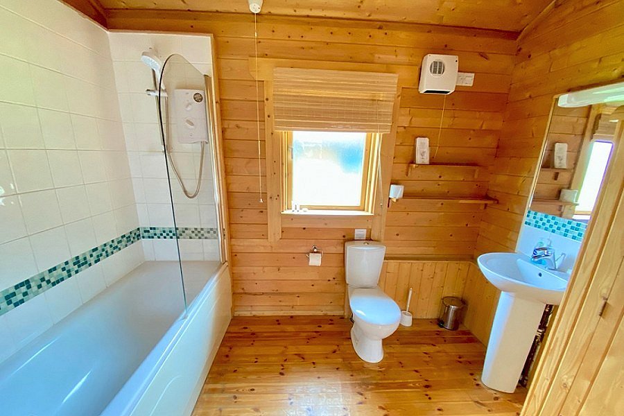 Lake Pochard Reeds Bathroom