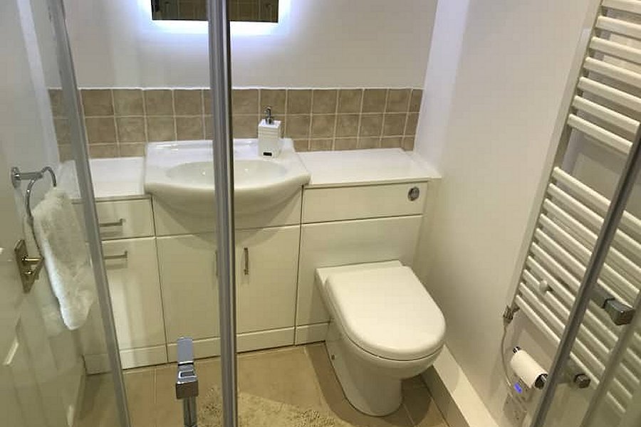 Lakescape Lodge Master Bedroom Ensuite