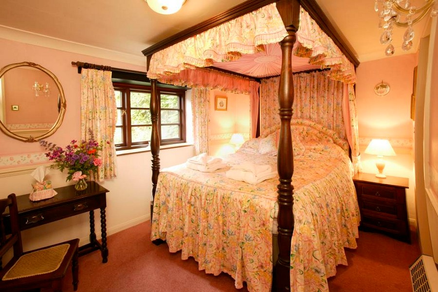 Malston Lakeside Bedroom