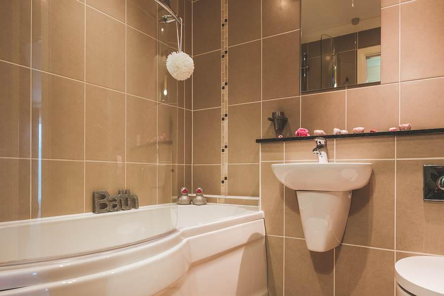 Lakeview Holiday Cottages Bathroom