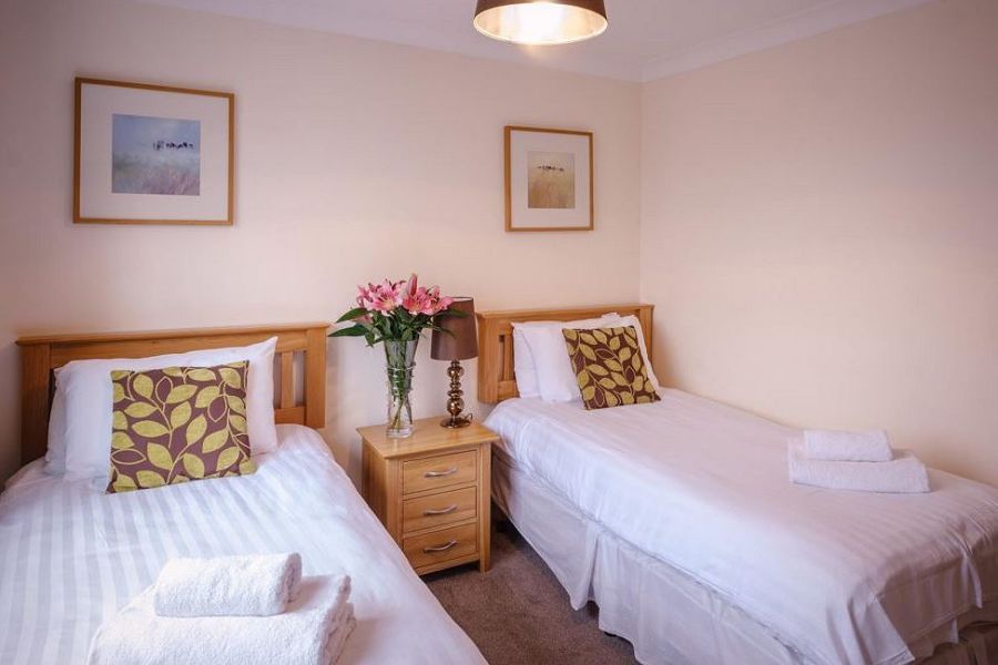 Lakeview Holiday Cottages Twin Bedroom